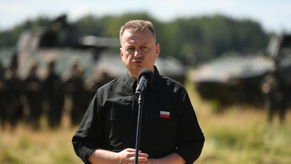 Jaryłówka, 12.08.2023. Minister obrony narodowej Mariusz Błaszczak podczas wizyty w bazie wojskowej w Jaryłówce, 12 bm. Szef MON ogłosił decyzję o stworzeniu wojskowego zgrupowania zadaniowego w operacji Rengaw celem szkolenia wojska na granicy z Białorusią. (jm) PAP/Michał Zieliński