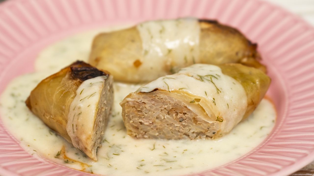 Gołąbki z białą kiełbasą i sosem chrzanowym