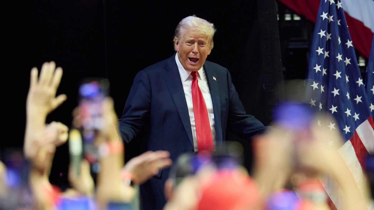 epaselect epa11489801 Republican presidential nominee Donald J. Trump arrives to his first joint rally with Republican vice presidential nominee Senator JD Vance at Van Andel Arena in Grand Rapids, Michigan, USA, 20 July 2024. EPA/ALLISON DINNER Dostawca: PAP/EPA.
