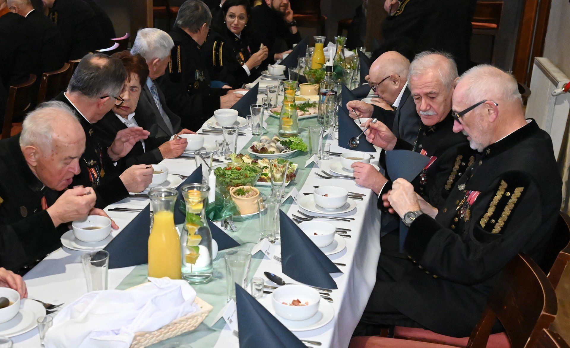 Górnicy podczas Barbórkowej Biesiady w Plejadzie w Kielcach - wspólne świętowanie po pochodzie