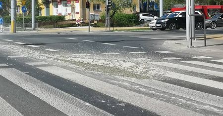Uwaga kierowcy! Betoniarka zgubiła beton na ulicach miasta