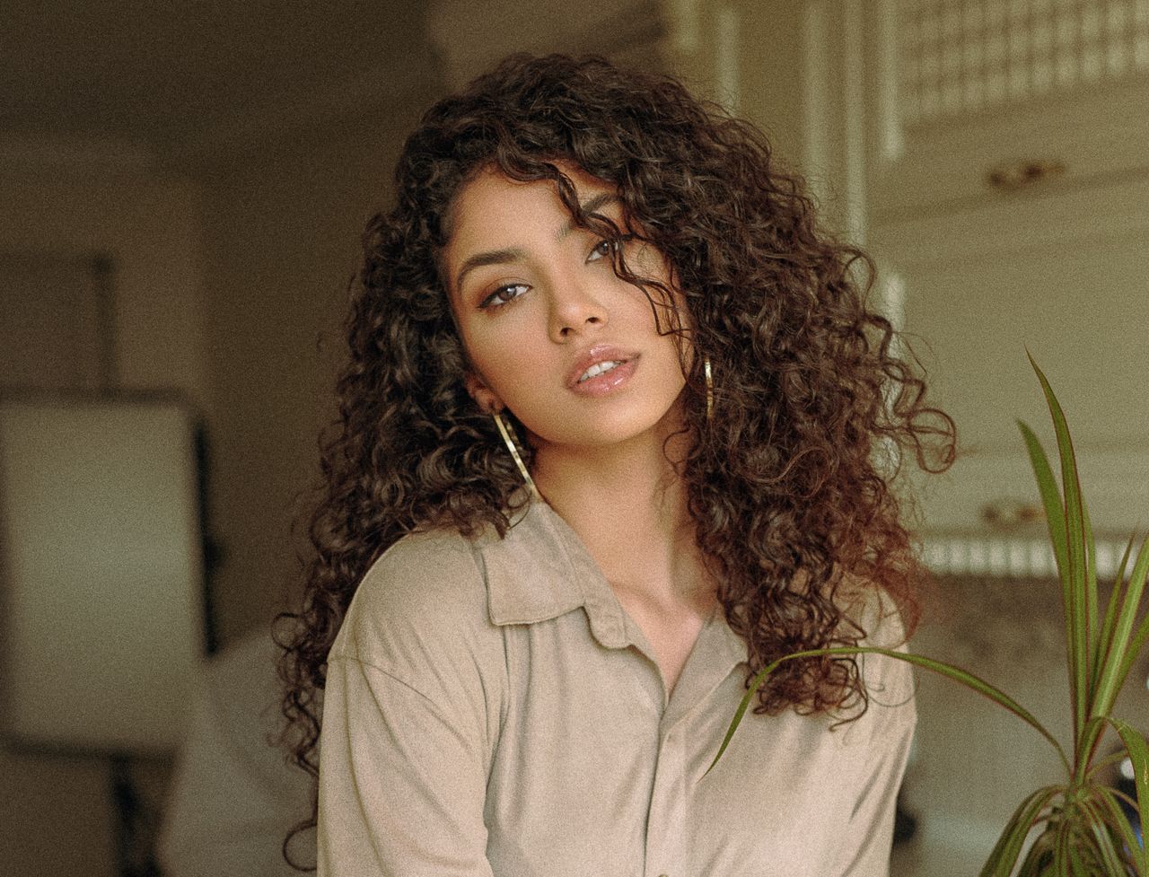 Spring's hair essentials. Mastering the easy steps for vibrant curls at home