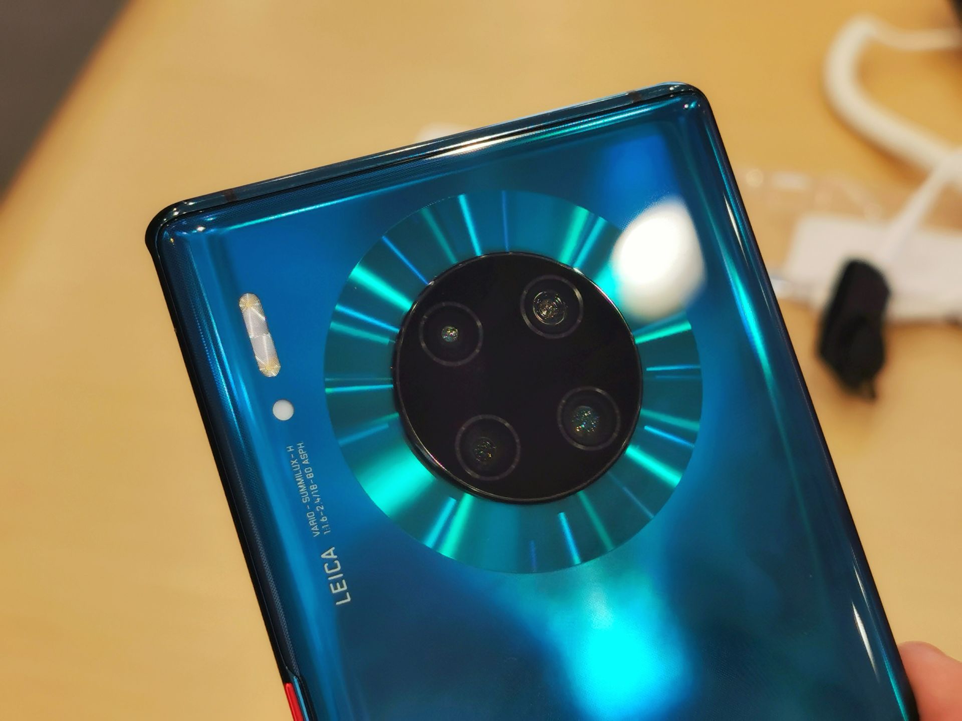 Huawei Mate 30 Pro, czyli zakazany smartfon. Widzieliśmy go pierwsi w Polsce 1