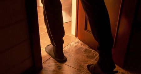 Nigdy nie rób tego, gdy idziesz nocą do toalety. Skutki są poważne