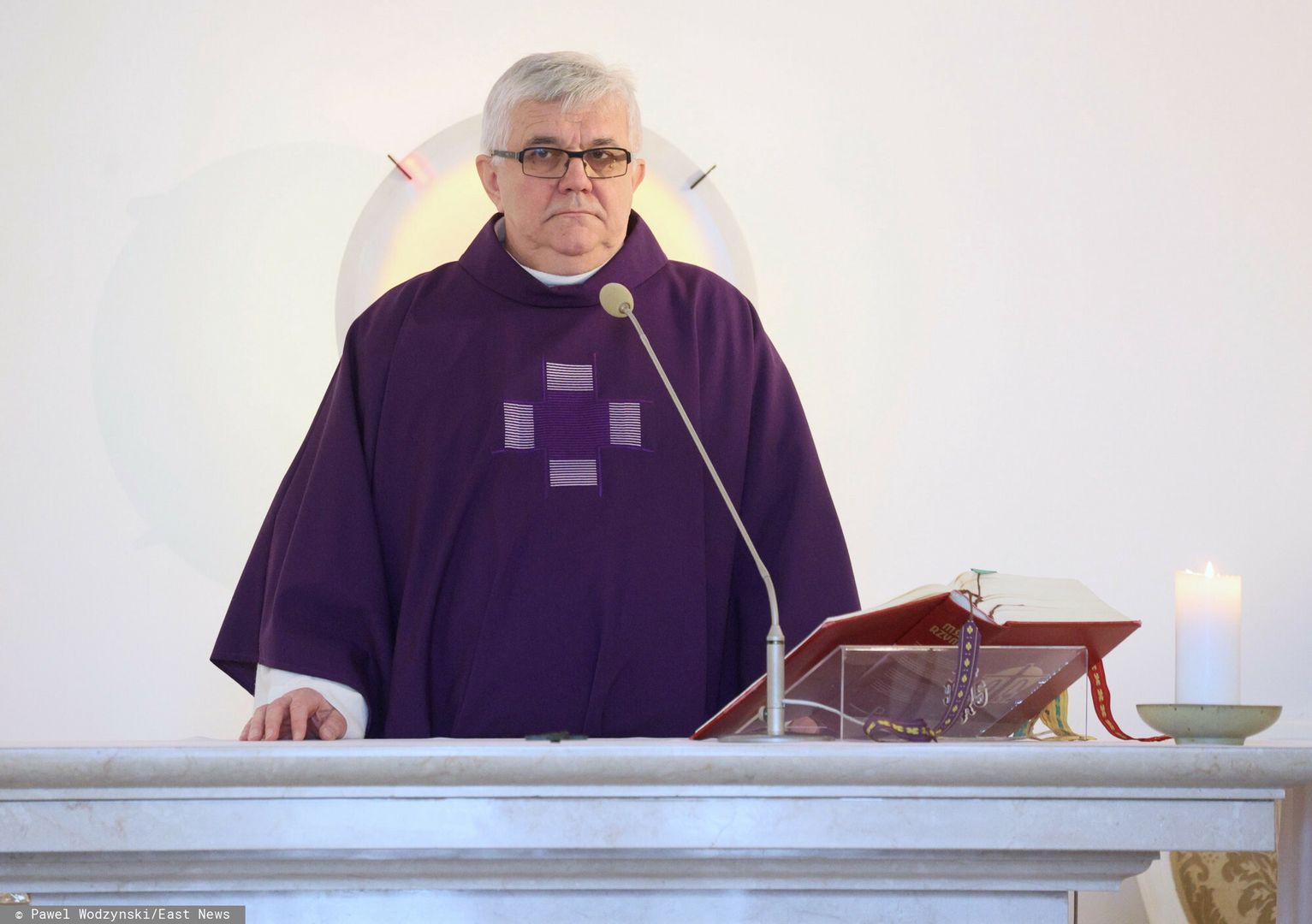 Ks. Andrzej Luter podczas pożegnalnej mszy żałobna w intencji Jadwigi Barańskiej, w warszawskim Kościele Środowisk Twórczych.