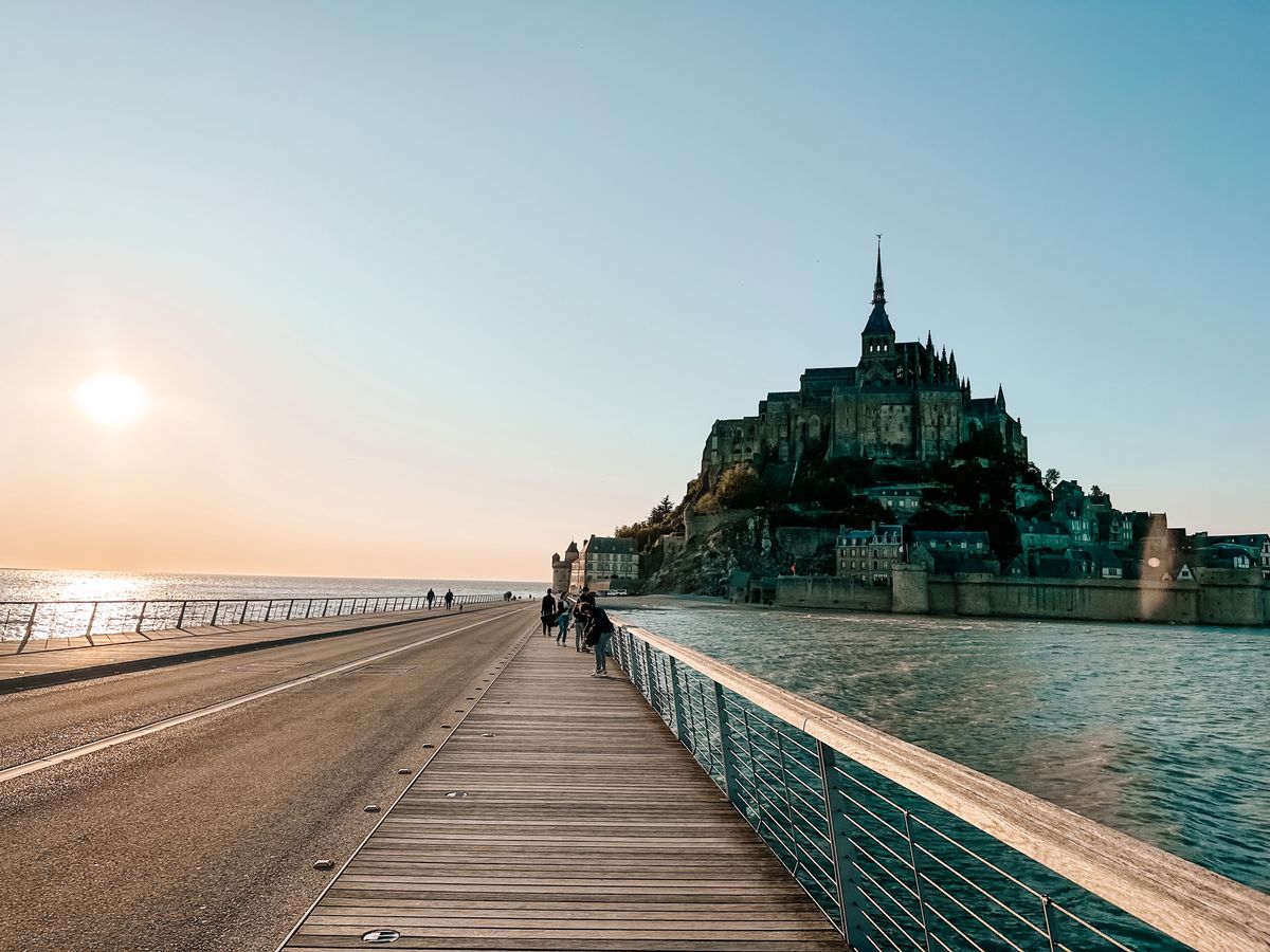 Mont Saint-Michel przyciąga co roku miliony turystów