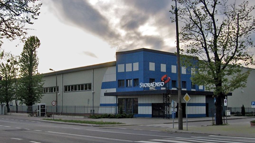 Mężczyzna zmarł w wyniku przygniecenia przez maszynę w zakładzie 