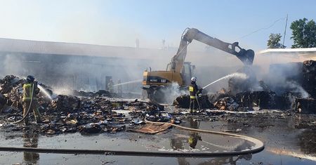 53 strażaków gasiło pożar w sortowni śmieci. Spłonęło ok. 50 ton makulatury