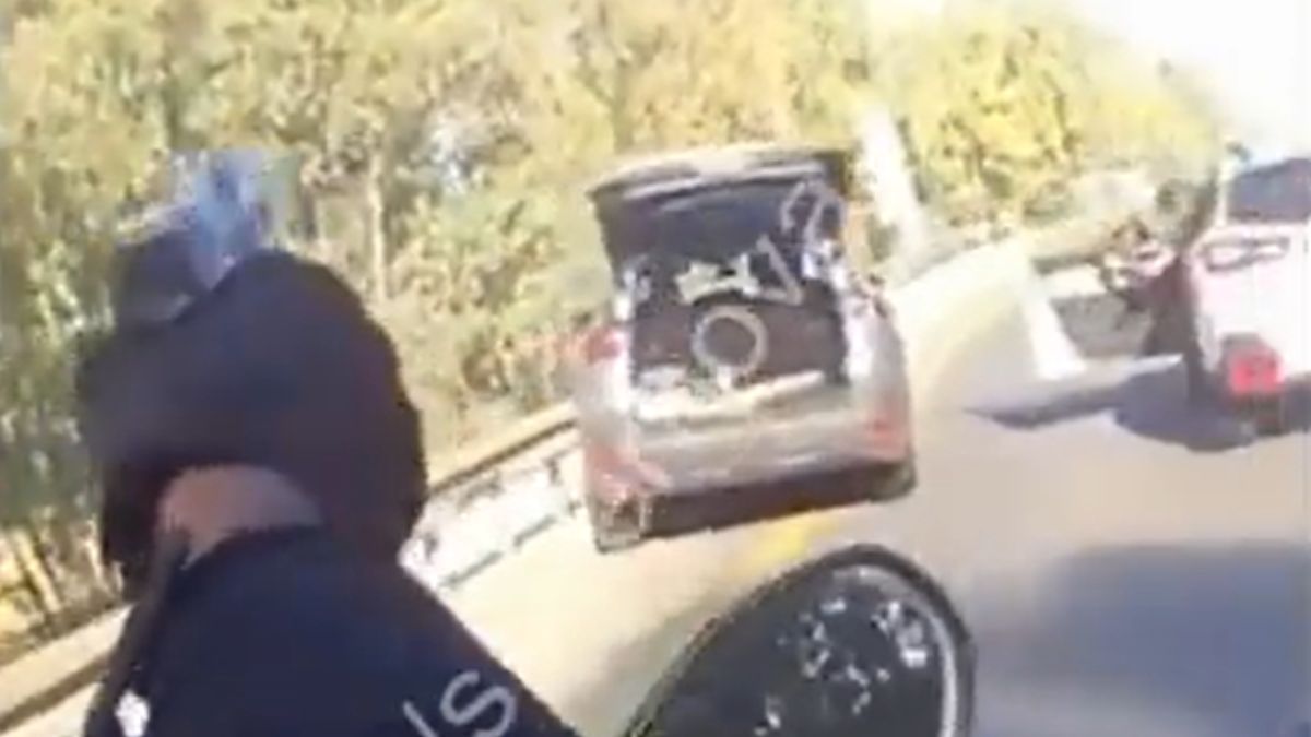 Policjanci brutalnie rozprawili się z terrorystą z Hamasu, który starał się uciec samochodem