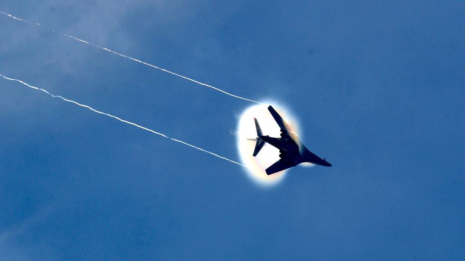 B-1B przekracza barierę dźwięku - zdjęcie poglądowe