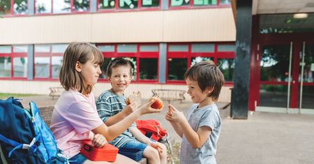 Co zapakować dziecku do śniadaniówki? 4 produkty, które poprawiają pracę mózgu
