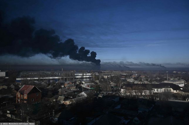 Czarny dym nad lotniskiem wojskowym w Czugujewie pod Charkowem