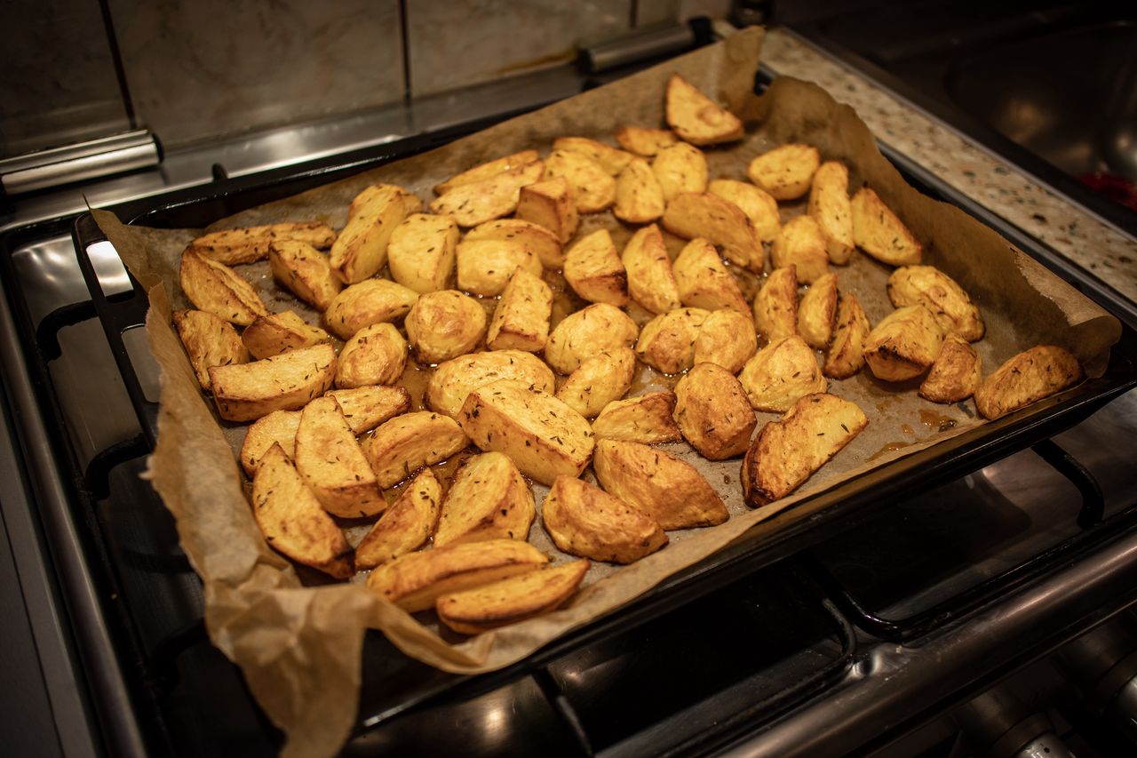 Strzelczyk pokazał, jak zrobić pieczone ziemniaczki w chrupiącej skorupce. Petarda!