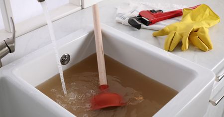 Kiedy w kuchni zatka się zlew, zawsze biorę folię aluminiową. Trik działa za każdym razem
