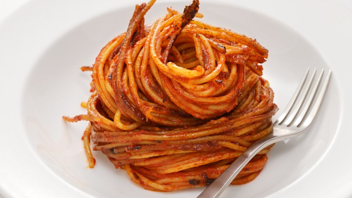 Spaghetti bruciati to klasyk kuchni włoskiej w innej formie