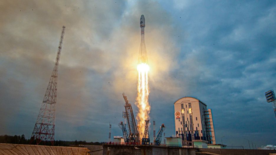 Start misji ksi??ycowej ?una-25
In this handout picture taken and released by the Russian Space Agency Roscosmos on August 11, 2023, a Soyuz 2.1b rocket with the Luna-25 lander blasts off from the launch pad at the Vostochny cosmodrome, some 180 km north of Blagoveschensk, in the Amur region. Russia launched its first probe to the Moon in almost 50 years on August 11, 2023, a mission designed to give fresh impetus to its space sector, which has been struggling for years and become isolated by the conflict in Ukraine. The launch of the Luna-25 probe is Moscow's first lunar mission since 1976, when the USSR was a pioneer in the conquest of space. The spacecraft is due to reach lunar orbit in five days. (Photo by Handout / Russian Space Agency Roscosmos / AFP) / RESTRICTED TO EDITORIAL USE - MANDATORY CREDIT "AFP PHOTO / Russian Space Agency Roscosmos / handout" - NO MARKETING NO ADVERTISING CAMPAIGNS - DISTRIBUTED AS A SERVICE TO CLIENTS
HANDOUT