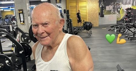 84-latek wprawił w zdumienie polskich piłkarzy. Zobacz, co ma na koszulce