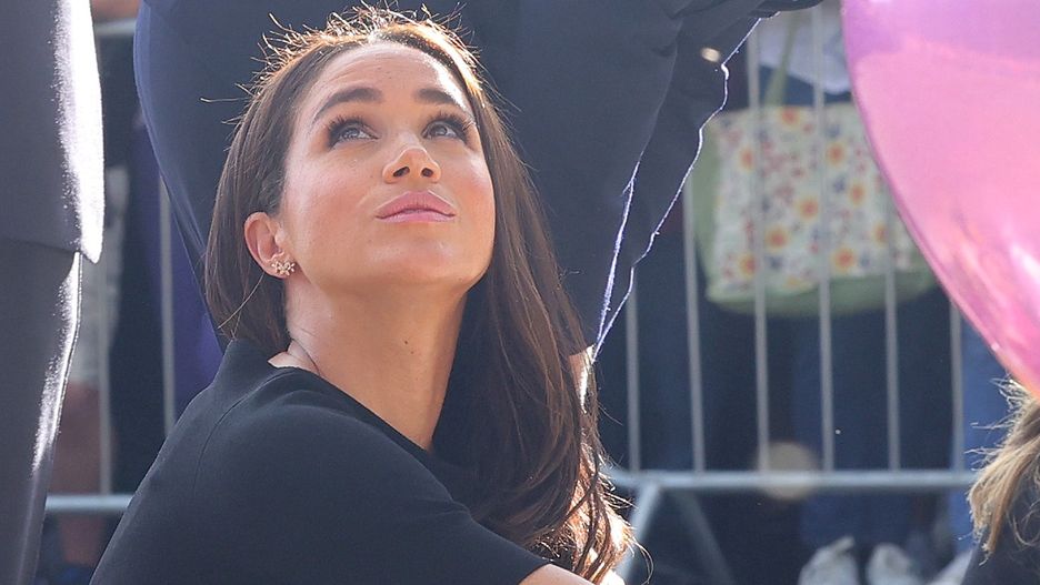 WINDSOR, ENGLAND - SEPTEMBER 10: Catherine, Princess of Wales, Prince William, Prince of Wales, Prince Harry, Duke of Sussex, and Meghan, Duchess of Sussex on the long Walk at Windsor Castle arrive to view flowers and tributes to HM Queen Elizabeth on September 10, 2022 in Windsor, England. Crowds have gathered and tributes left at the gates of Windsor Castle to Queen Elizabeth II, who died at Balmoral Castle on 8 September, 2022. (Photo by Chris Jackson/Getty Images)