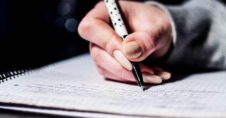 Ręczne pisanie angażuje mózg. Korzystnie wpływa na proces uczenia się