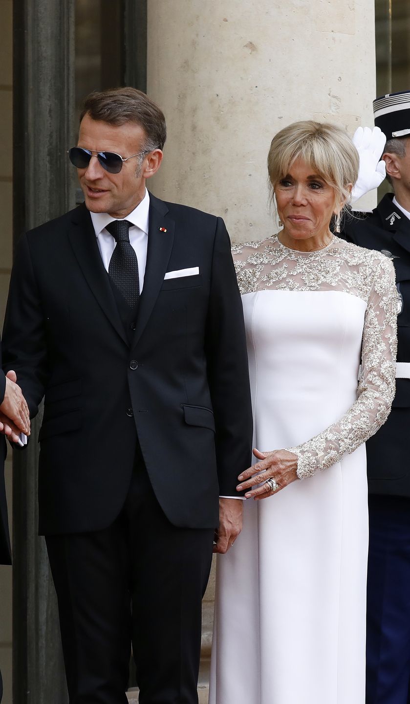 Emmanuel i Brigitte Macronowie witają króla Tajlandii z żoną
