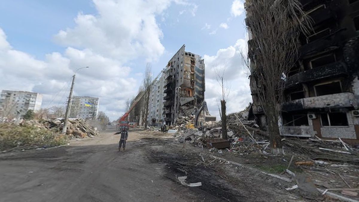Kadr z centrum zbombardowanego Kijowa