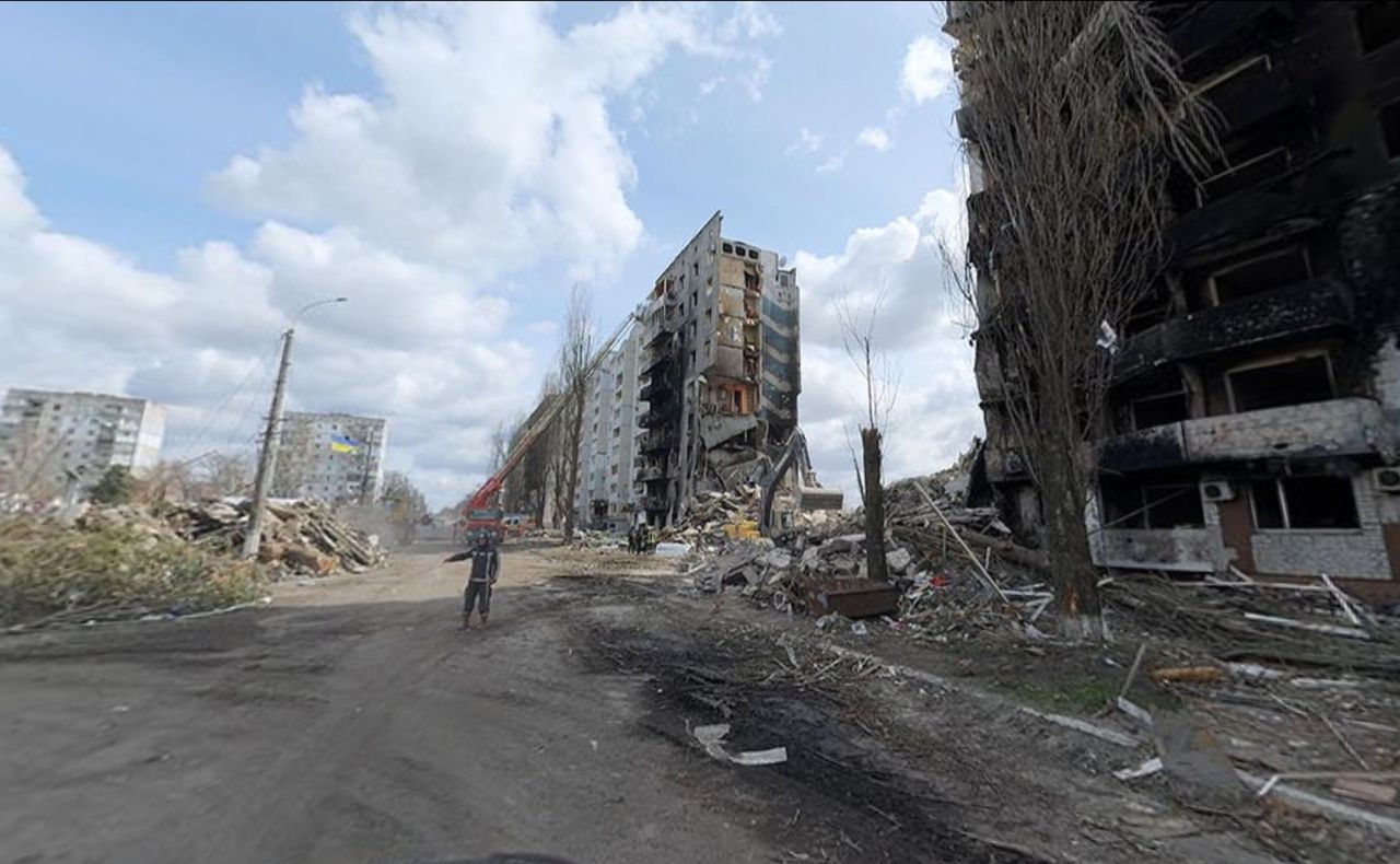 Kadr z centrum zbombardowanego Kijowa