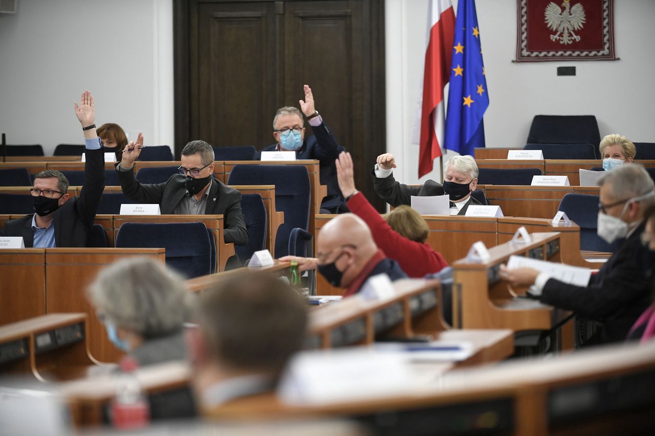 Koronawirus w Polsce. Senat odrzucił ustawę ws. dodatków dla medyków