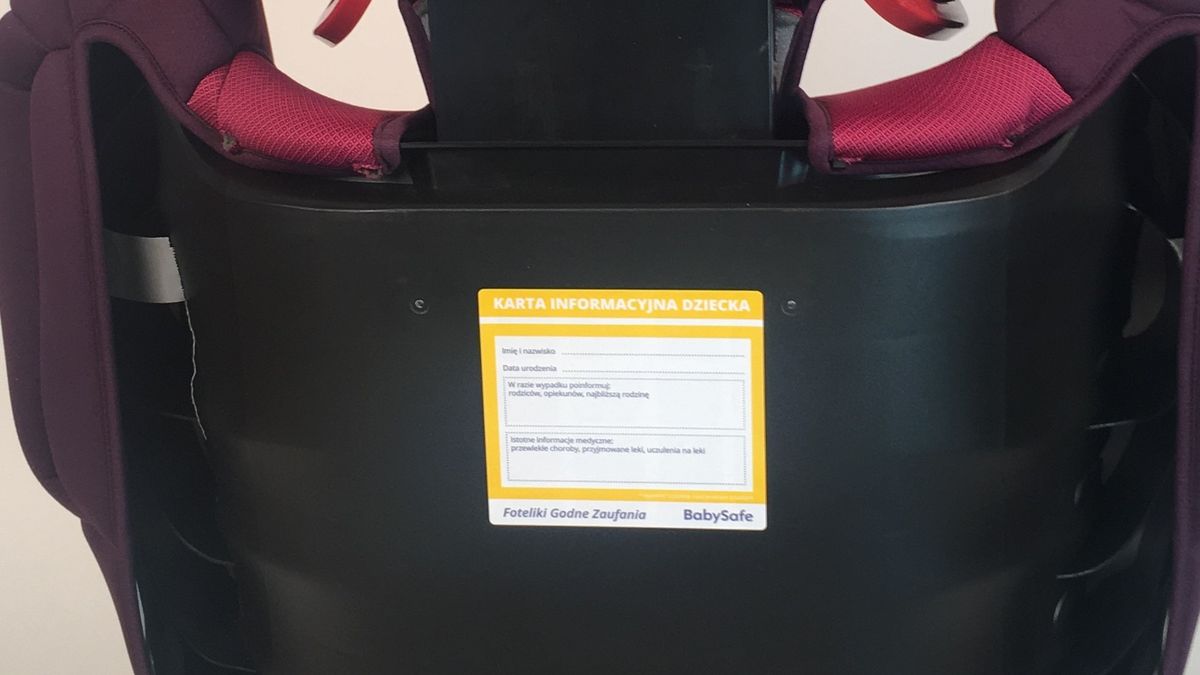 Duża karta informacyjna znajduje się na tyle fotelika. Mniejszą należy przykleić z przodu. Informuje ona o obecności tej większej.