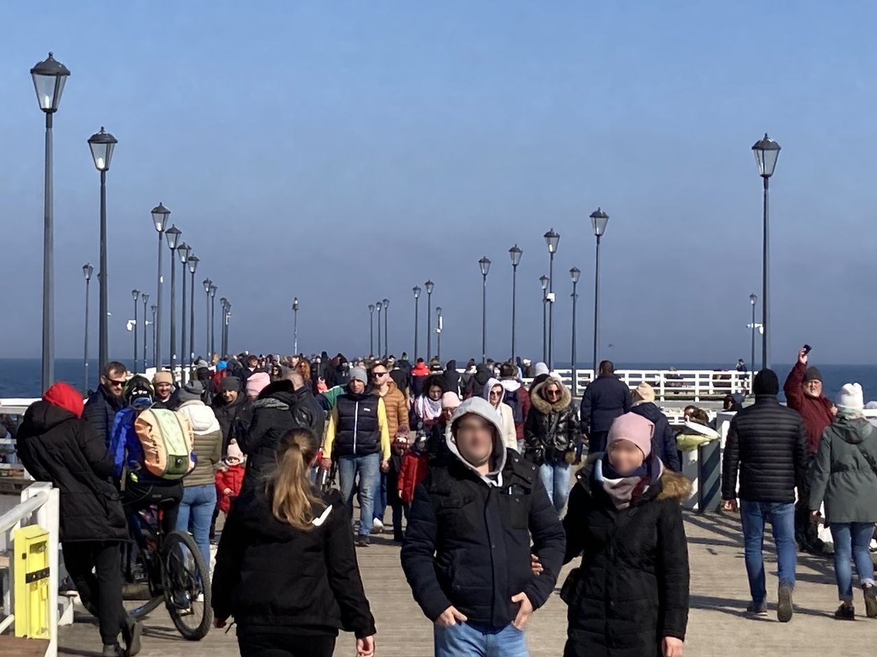 Tłumy nad polskim morzem. "Na plaży było aż czarno"
