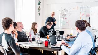 Mikrofirmy chcą korzystać z AI, ale brakuje im wiedzy. Nowy raport pokazuje bariery