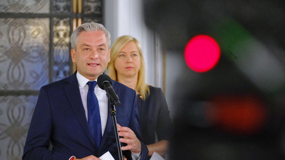 Wybory 2020. Robert Biedroń podczas briefingu w Sejmie (w tle posłanka Lewicy Hanna Gill-Piątek)