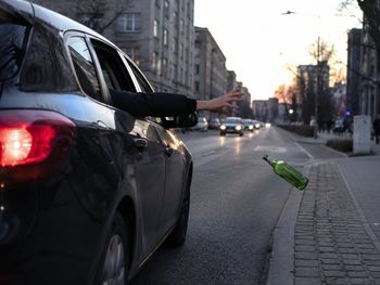 Wyrzucił butelkę z jadącego auta. 18-latek dostał wysoki mandat