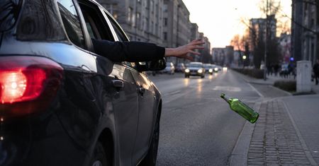 Wyrzucił butelkę z jadącego auta. 18-latek dostał wysoki mandat