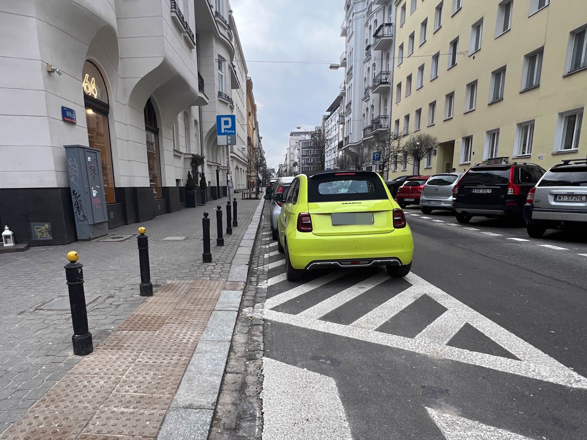Michał Szpak parkuje na zakazie