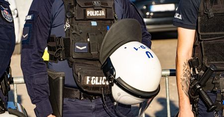 Bijatyka na żużlu w Pile. Para kibiców zaatakowała policjanta - grozi im 5 lat więzienia