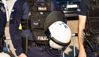 Bijatyka na żużlu w Pile. Para kibiców zaatakowała policjanta - grozi im 5 lat więzienia
