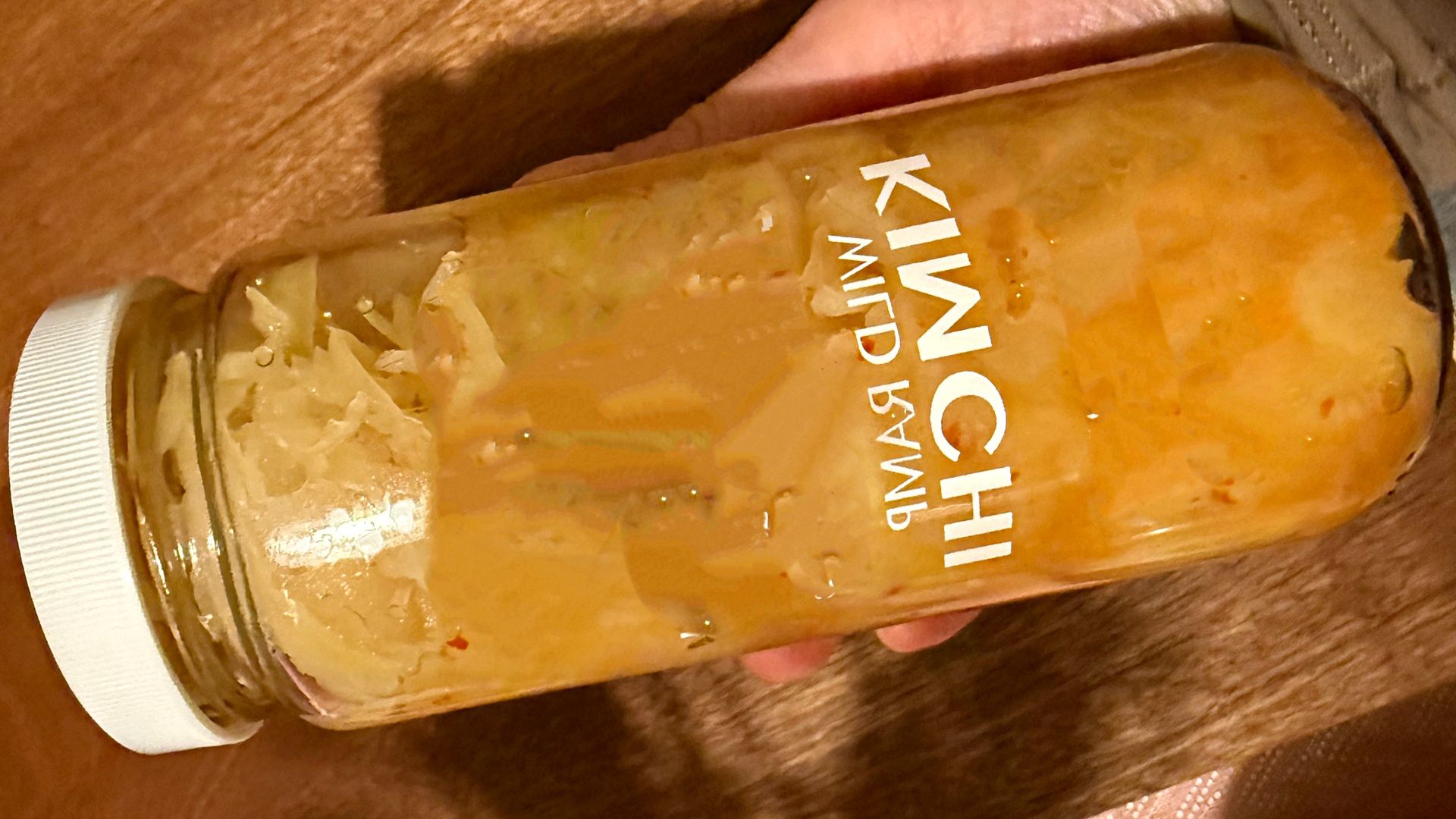 Kimchi i kapusta kiszona różnią się smakiem i składem, ale obie mogą wspierać jelita.