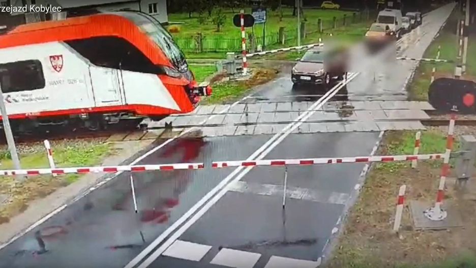 Niebezpieczna sytuacja na przejeździe kolejowym w Kobylcu