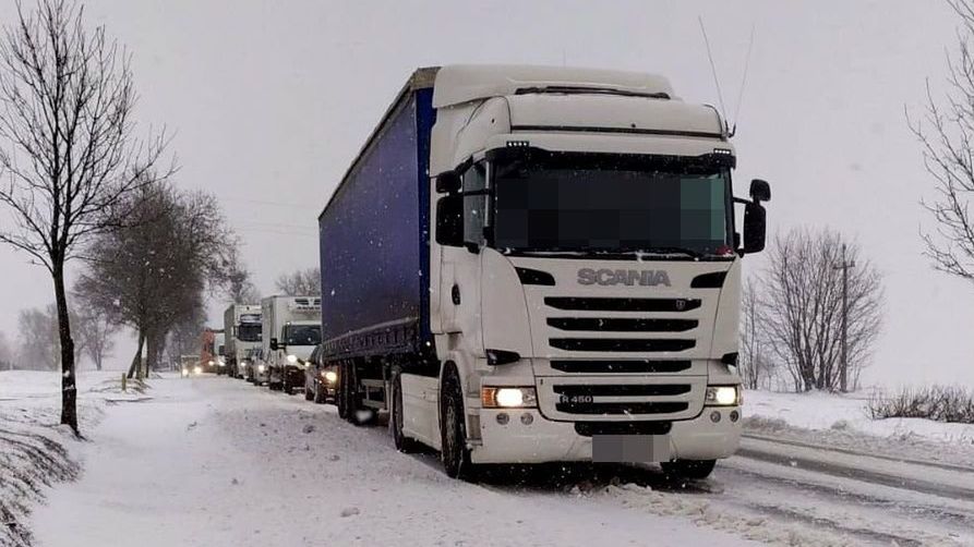 Wiele ciężarówek nie jest w stanie podjechać pod wzniesienia.