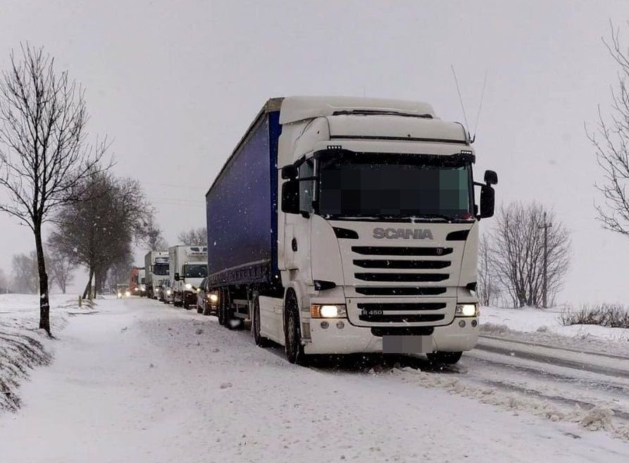 Ciężarówki utknęły w śniegu. Coraz większe korki w kilku regionach Polski