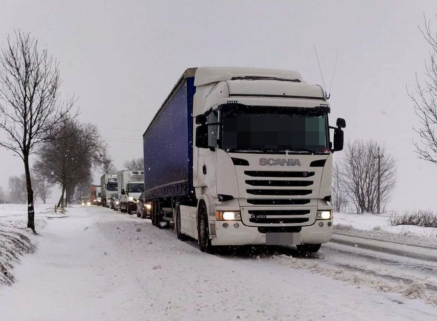 Wiele ciężarówek nie jest w stanie podjechać pod wzniesienia.