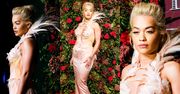 Dostojna Rita Ora pozuje fotografom w pierzastej sukience
