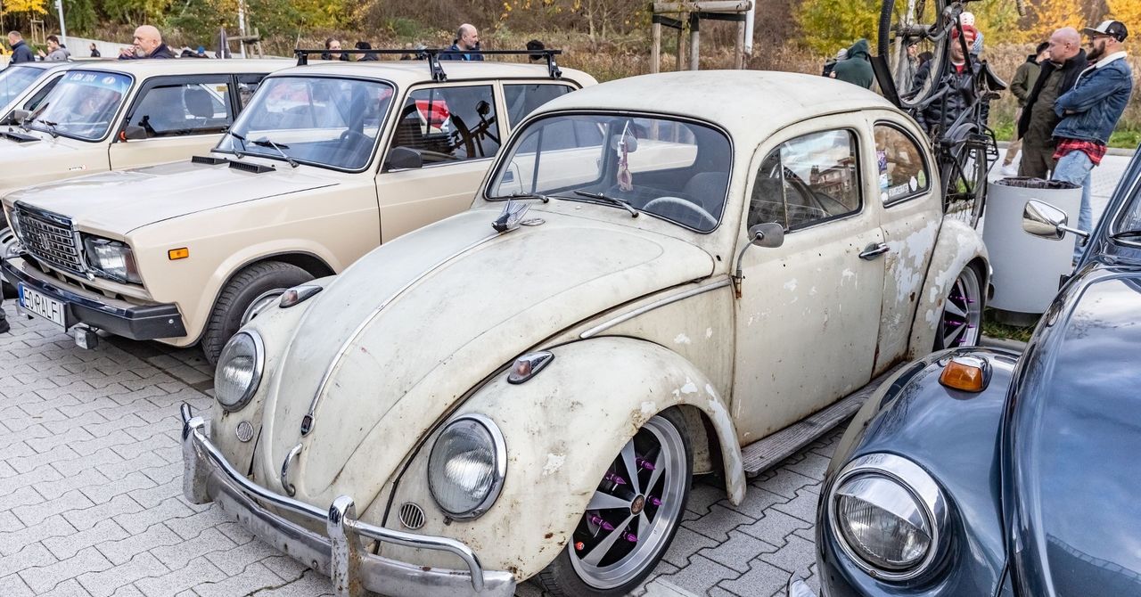 Kraków: Krakowskie Klasyki Nocą kończą sezon 2025. Kultowe pojazdy zjechały do Czyżyn. Perełki motoryzacji zaparkowały przy Cogiteonie