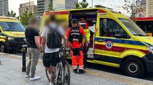 Rowerzystka potrąciła pieszą na chodniku w centrum Warszawy. Obie kobiety trafiły do szpitala