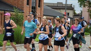 Ultramaraton Rybnickich Rond 2025 - zdjęcia. Kilkudziesięciu biegaczy wyruszyło na 71-kilometrową trasę. Przebiegną każdym rondem w mieście
