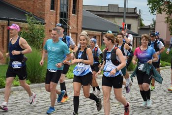 Ultramaraton Rybnickich Rond 2025 - zdjęcia. Kilkudziesięciu biegaczy wyruszyło na 71-kilometrową trasę. Przebiegną każdym rondem w mieście