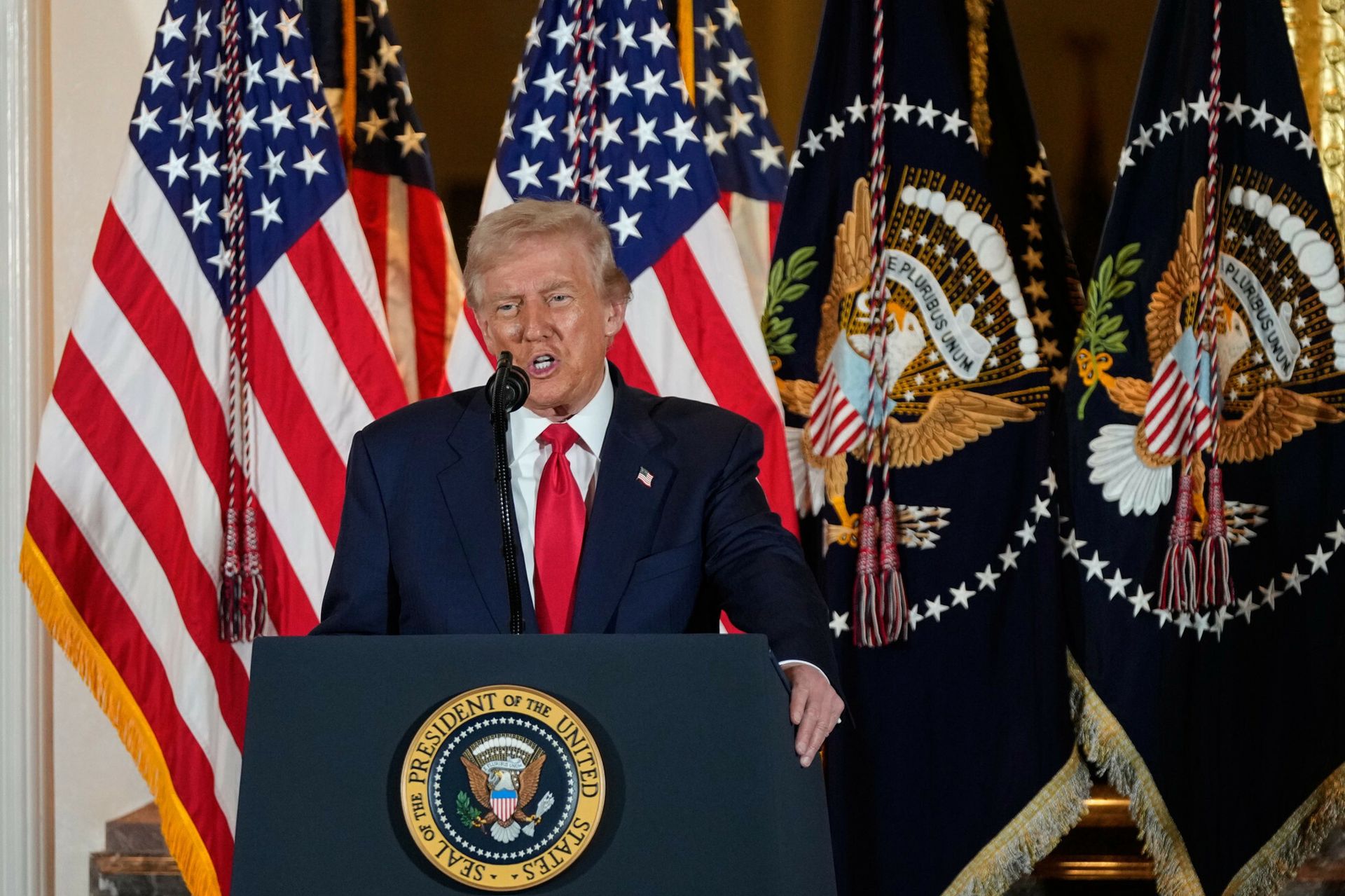 Łuk triumfalny Trumpa. Cała komisja zwolniona