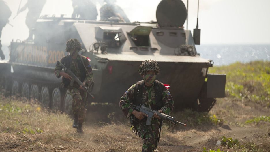 Amerykańscy i indonezyjscy marines na plaży Banongan w Situbondo w Indonezji podczas symulowanego desantu 5 czerwca 2012 r. podczas dwustronnych ćwiczeń organizowanych co roku w Azji Południowo-Wschodniej w celu podnoszenia gotowości bojowej