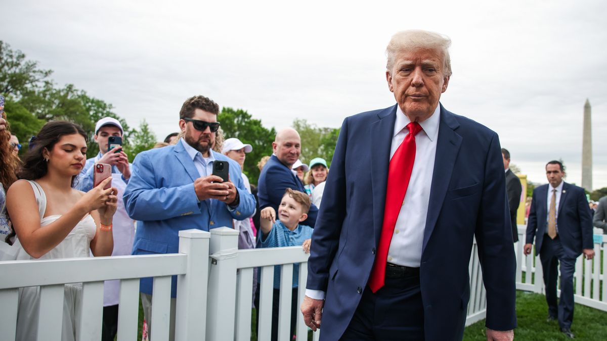 2025 Easter Egg Roll at the White House
epa12044950 US President Donald Trump speaks to reporters during the 2025 Easter Egg Roll on the South Lawn of the White House in Washington, DC, USA 21 April 2025.  EPA/SAMUEL CORUM / POOL 
Dostawca: PAP/EPA.
SAMUEL CORUM / POOL
celebration, tradition, party