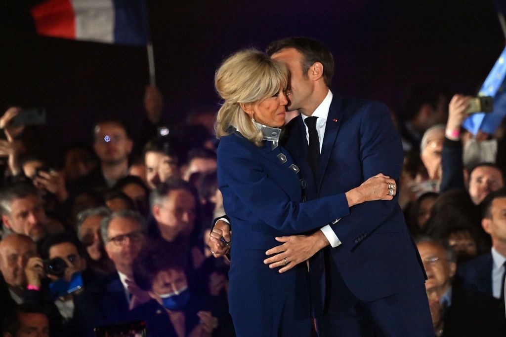 Emmanuel i Brigitte Macron dowiadują się, że polityk obronił fotel prezydencki 